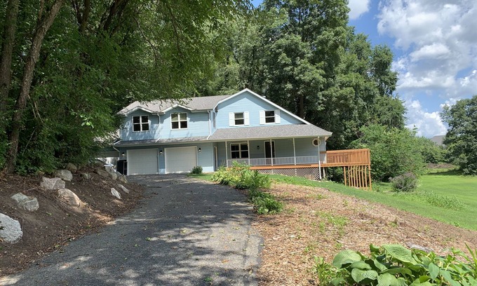 Granger House | * NEW LISTING* Your home for Fighting Irish Football weekends!
