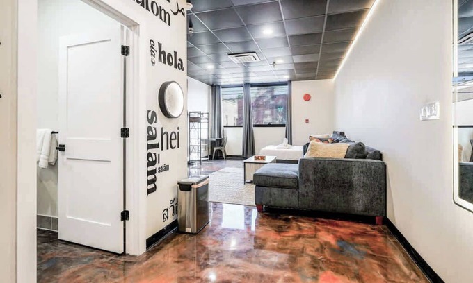 North Oakland Apartment | *New* Loft 3 min to Childrens Hospital Sleeps 4