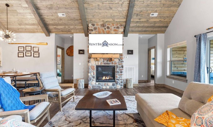 Branson Theater District House | New Log Cabin, Free Local Attraction Tickets Daily, Ozark Views, Cmty Amenities!
