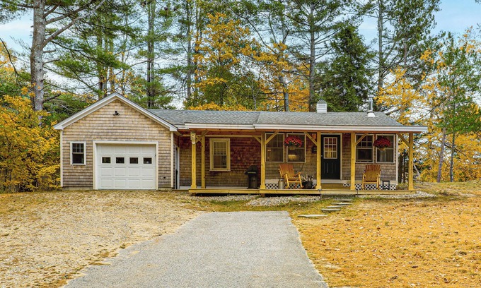 New London Cottage | New London Cottage w/Grill, Lake & Beach Access