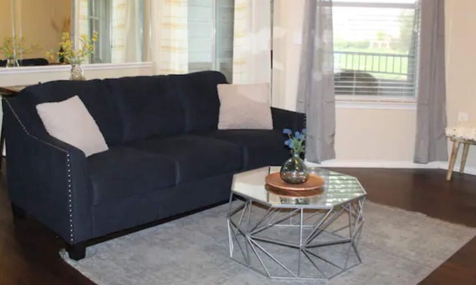 Las Colinas House | New * Lovely 2 bedroom suite with a Private Garage