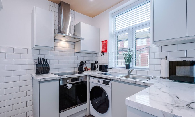 Droylsden House | New! Lovely 4 Bed Home with Parking and Garden