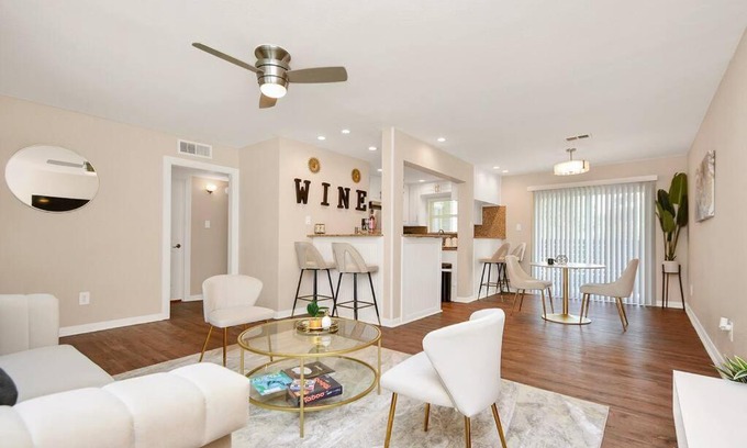 North Houston Apartment | *NEW* Lux Suite w/ KING BED - Entire Apt w/ FREE PKNG!