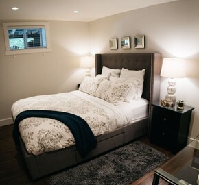 Deep Cove Apartment | NEW Luxurious, Quiet, Bright, Modern, Private Garden Suite close to Deep Cove,