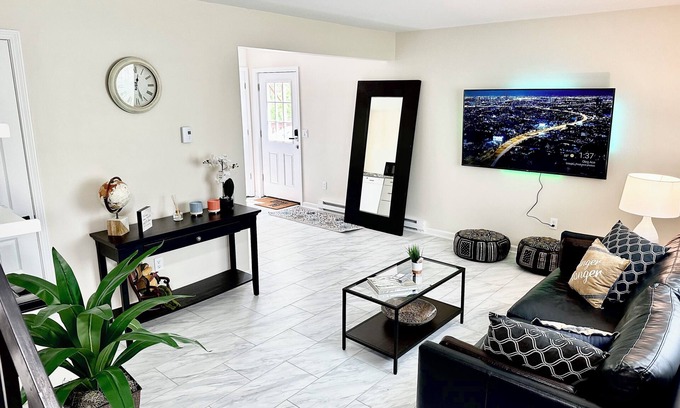 Latham House | NEW Luxury 2 bedroom Near Airport and I-87 highwayn