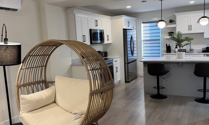 Terra Nova House | New Luxury 4-Bedroom Getaway, St. John's| 3.5 Bath| Free Parking| Private Patio
