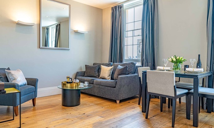 Upper Town Apartment | New luxury apartment 5 min walk to the Royal Crescent/centre. Ideal for families