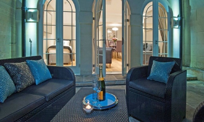 Upper Town Apartment | New luxury apartment 5 min walk to the Royal Crescent/centre. Ideal for families