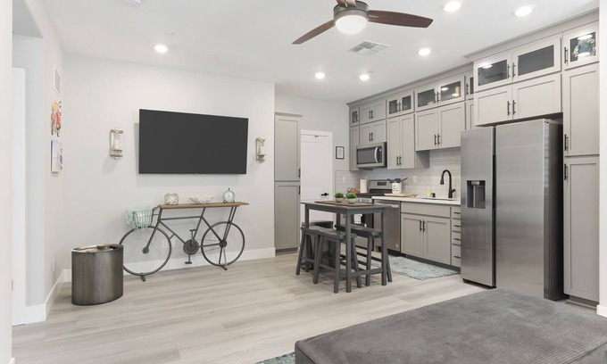 Rocklin House | New Luxury Attached- 1 BR Guest Suite, w/Kitchen, Pvt