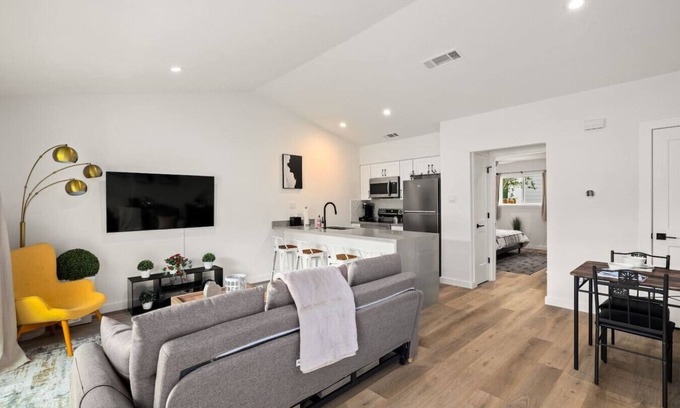 Barton Hills House | NEW Luxury Bungalow | Zilker & Barton Springs