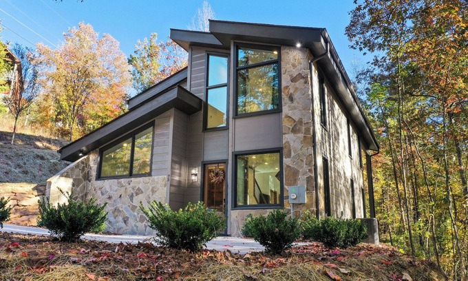 Foxfire Estates Cabin | NEW Luxury Cabin in the most desired Mtn Tops Area. Dream Catcher