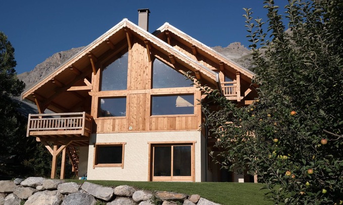 Vallouise-Pelvoux Ski Chalet | New luxury chalet: sleeps 10/12 people, Vallouise