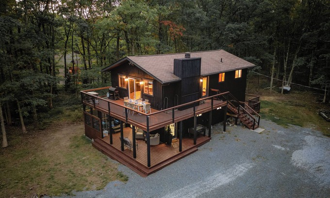 Albrightsville Ski Chalet | New! Luxury Chalet-Sauna-Hot tub-Fall Foliage-Hikes-Near Jim Thorpe-PAC Man