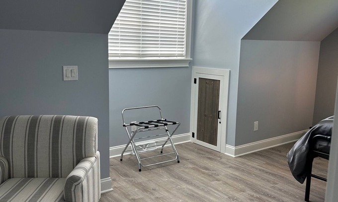 Stillwater House | NEW Luxury Charm Coach House 5 mi from Saratoga, King Suite, WiFi, central air