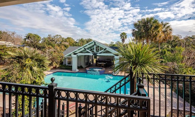 Historic District House | NEW Luxury Country Club Hot tub Gym Pool House Outdoor Kitchen EVENTS
