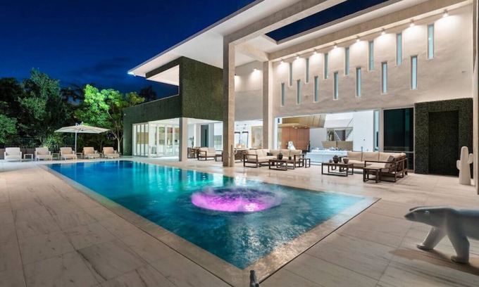Pinecrest Villa | New Luxury estate, Pool/Jacuzzi/GYM, Sleeps 16