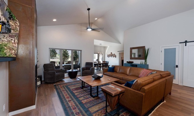 Trimble House | New Luxury Home 12 min. to Durango - AC - Hot Tub/Game Room - Mtn. Views