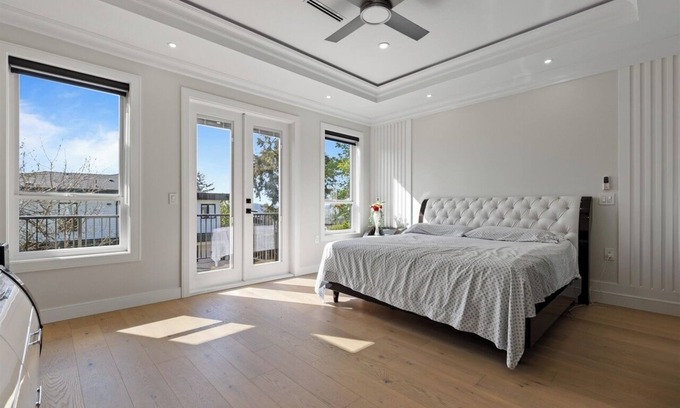 Surrey House | New Luxury Home | 6BR | HVAC | Free Parking & Pet Friendly