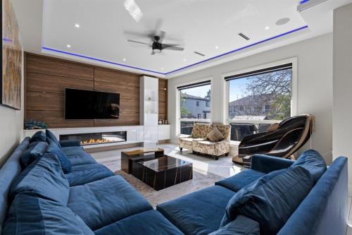 Surrey House | New Luxury Home 6BR HVAC Free Parking Pet Friendly