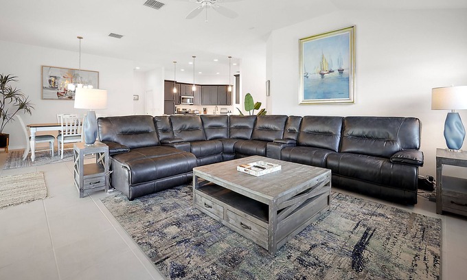 Wildwood House | New Luxury Home in The Villages! Near Brownwood Towne Center! Comfy Beds!