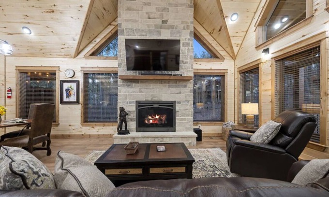 Broken Bow Cabin | New Luxury Honeymoon Cabin-Private Hot Tub, Fireplace and Double Shower