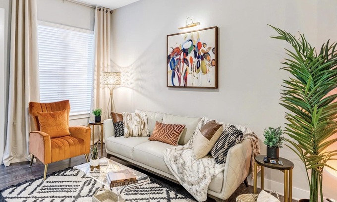 Las Colinas Apartment | ⭐️New⭐️ Luxury King Suite Near Airport | Lake View | Fast WIFI | FREE Parking
