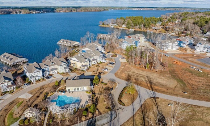 Littleton Condo | NEW Luxury l Main Lake l Pool Access l Elevator