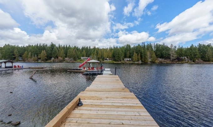Shawnigan Lake House | New Luxury Lakefront House with Private Dock & Hot tub