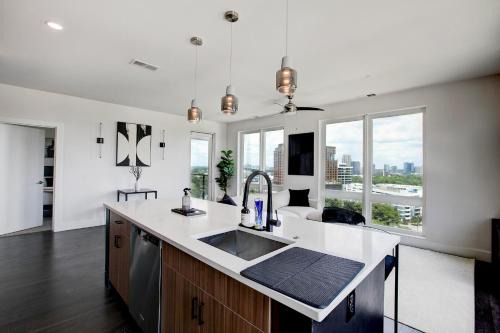 Home Park Apartment | NEW Luxury Midtown Views , Sleeps 7, Free Parking
