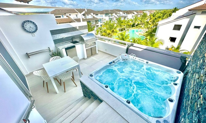 Dominicus Condo | NEW Luxury Penthouse with Jacuzzi and BBQ!