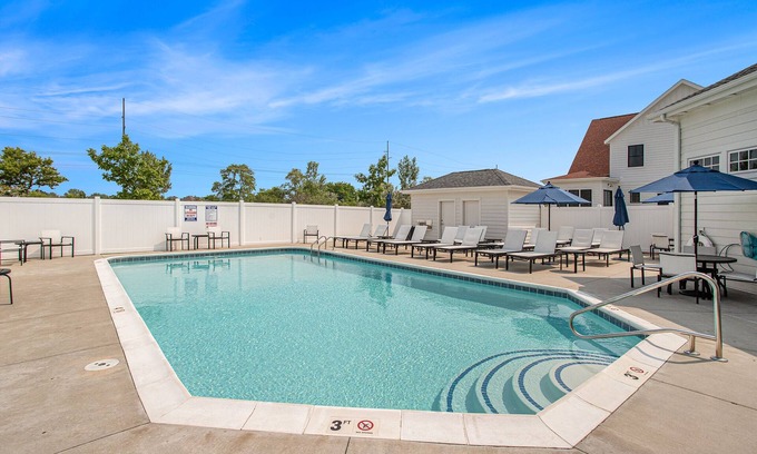 Saint Joseph House | NEW Luxury Poolside Retreat | King Bed | Riverwalk
