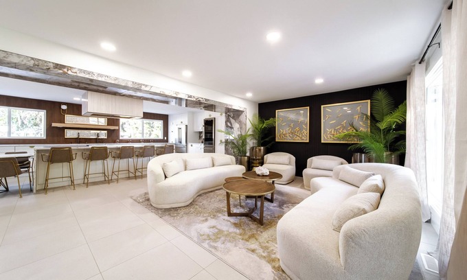 Northwest Edmonton House | *NEW*Luxury Retreat*Hot Tub*King Beds*Sleeps 8*A/C