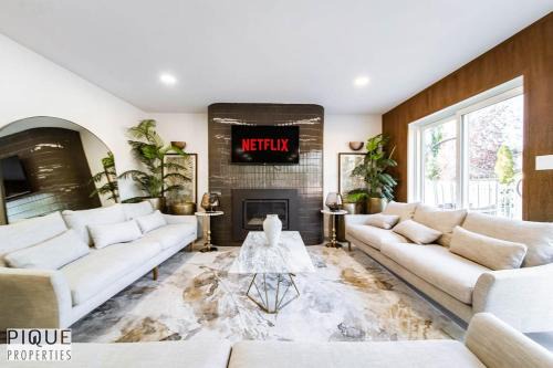 Northwest Edmonton Apartment | NEW Luxury Retreat-Hot Tub-King Beds-Sleeps 8-AC