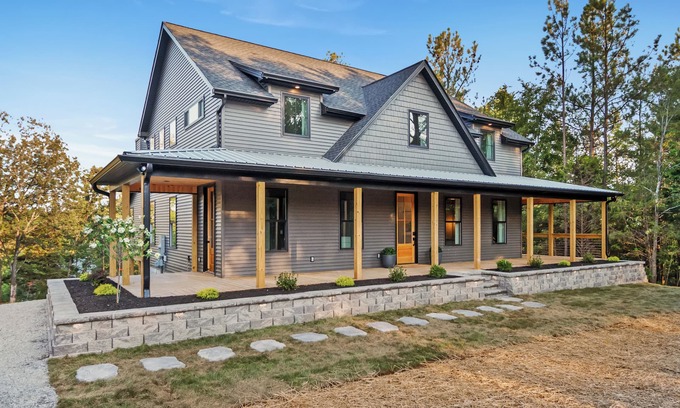 Bee Spring House | New Luxury Retreat - Nolin Lake & Mammoth Cave adventures await!