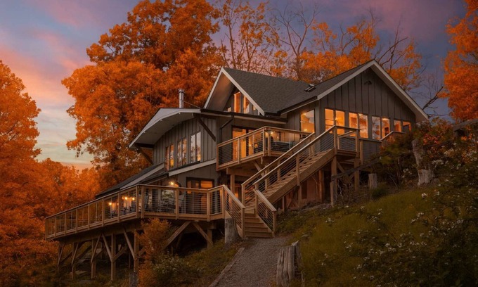 Fishers Hill Cabin | New: Luxury Retreat w/Hot Tub, Grill, Fire Pit, & More on Shenandoah River