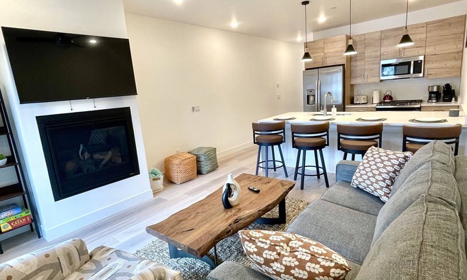 Silverthorne Condo | New! Luxury Riverfront Retreat with Mountain Views