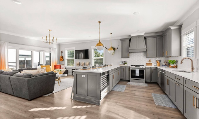 Historic Edgefield House | New Luxury Southern Charm - 4BR - Walk Everywhere