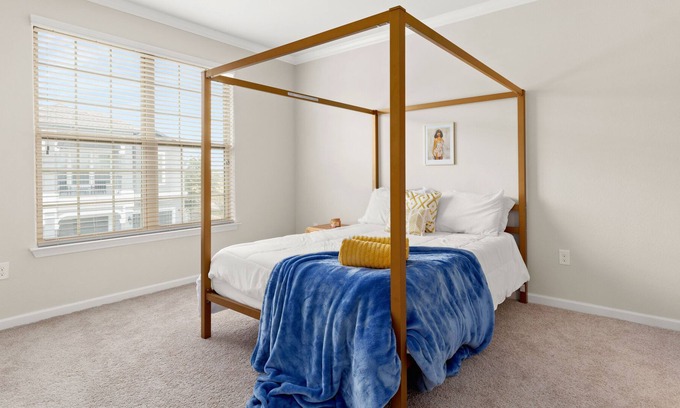 Medina Valley House | NEW Luxury Townhome w/ Pool & Gym