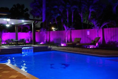 Richmond West House | NEW LUXURY VACATION DREAM RENTAL- SLEEPS 15!