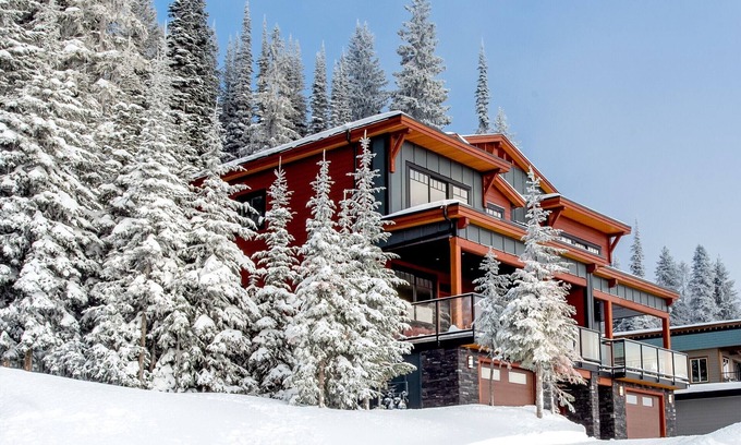 Silver Star Mountain Ski Chalet | NEW Luxury View Duplex on The Ridge – Ski-In/out with lots of extras!
