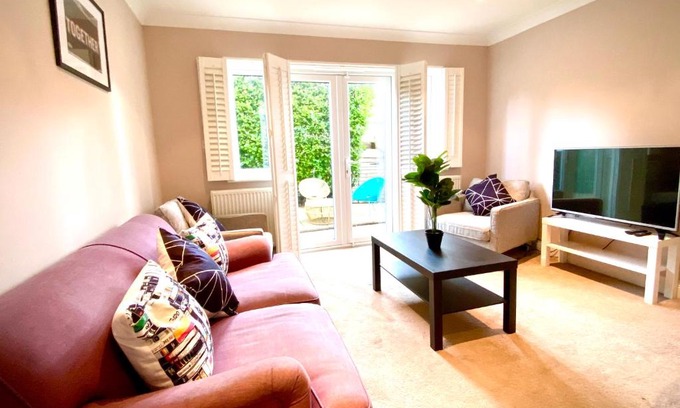 Caddington Apartment | NEW! Luxury YELLOW HOUSE Bright Modern Detatched Home with PRIVATE PARKING, NETFLIX Close Luton, M1, and AIRPORT Ideal for Families, Professionals, Consultants, LONGER STAY OPTIONS