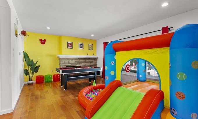 Northwest Anaheim House | NEW Magical Family Fun! 10 Mins to Disneyland, Private Pool/Bounce House!