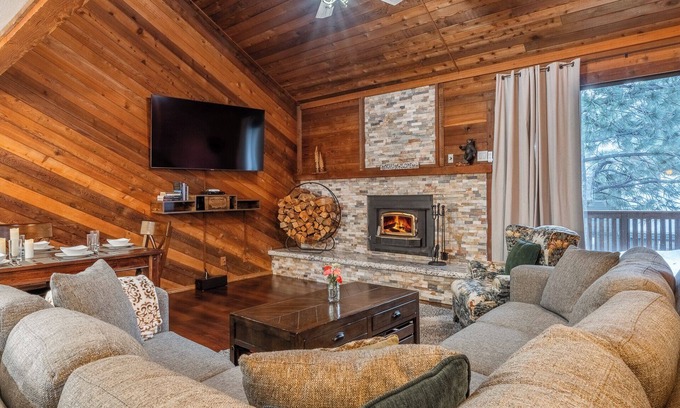 Mammoth Lakes House | New Mammoth Sierra w/Pool, Spa & Sauna 613