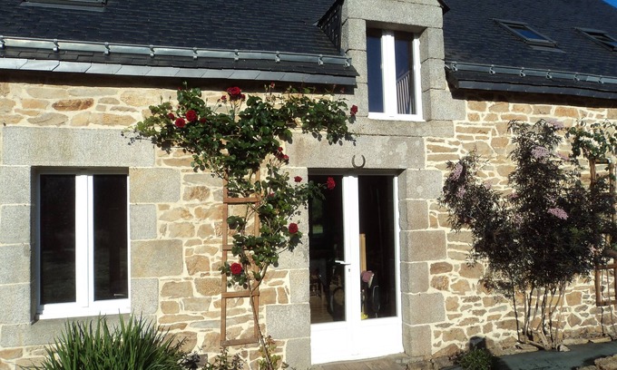 Camors Cottage | NEW management 2025. Homely detached cottage 1 acre of private garden with pool.