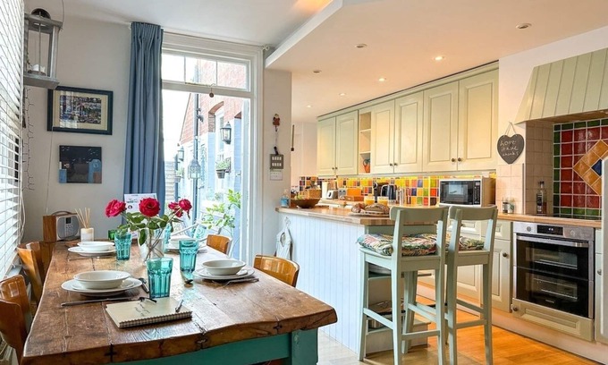 Canterbury House | NEW Maple Cottage - City Centre - FREE Parking