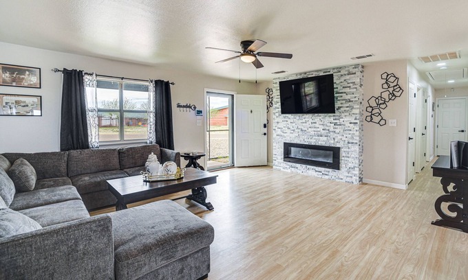 Tucumcari House | New Mexico Smart Home w/Private Yard & Grill