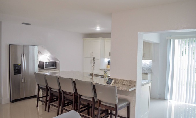 Cutler Bay House | New Miami Townhouse on Lake for Families FU 3 Bed, 2 Bathroom, 5 Persons.