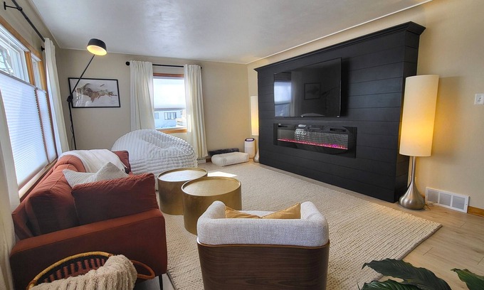 Quinnesec House | NEW! Mid-modern 2 beds with King/Queen
