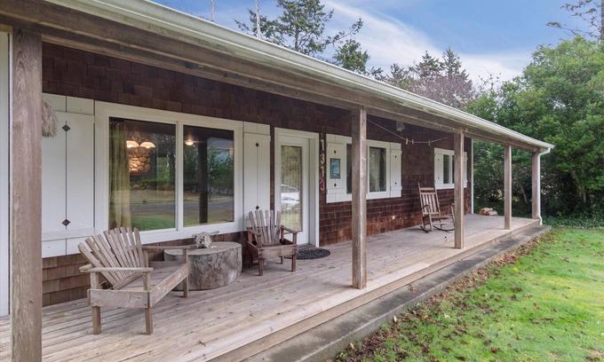 Klipsan Beach House | NEW! Mid Term Rental, pet friendly, walk to the beach (SlowM)