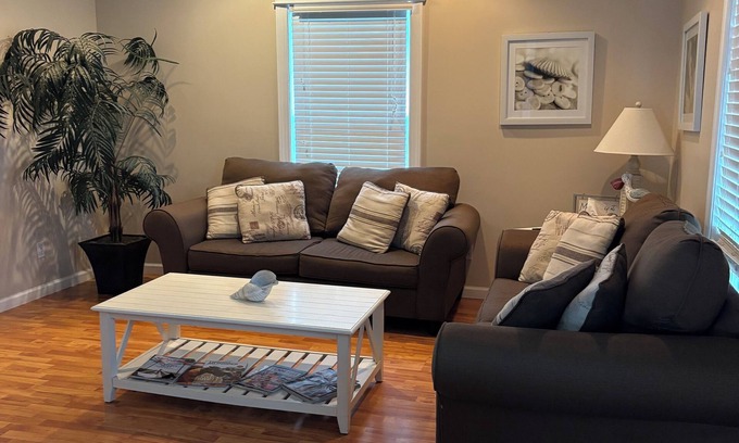 Paducah House | NEW! Midtown Bliss- 2 bed house with WiFi, within 5 minutes of Downtown Paducah